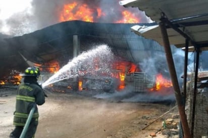 Arde bodega de huachicol en Hidalgo