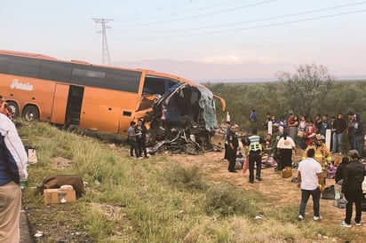 Choque de tráiler y autobús deja 1muero y 30 lesionados