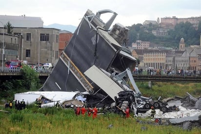 Colapsa puente, hay 30 muertos