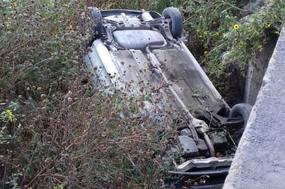 Vuelca al caer en un arroyo