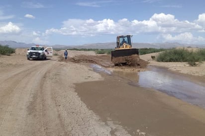 Con el apoyo del Gobernador reparan caminos rurales