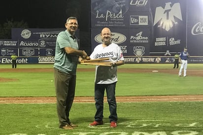 Limpian alumnos de la UTRCC el Estadio Monclova