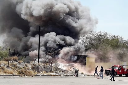 Incendio en baldío pone en riesgo a familias