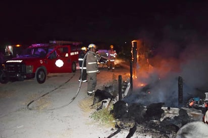 Vándalos incendian un tejaban