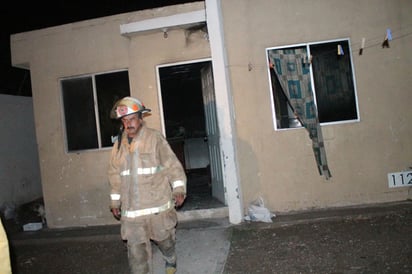 Queman vándalos casa abandonada