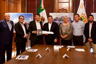 Entrega 3 camiones recolectores a Coahuila