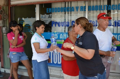 Ofrece Martha Beltrán de Siller, agua a pensionados