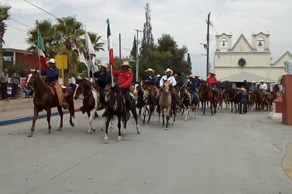 Cabalgantes de Sabinas pasan por Castaños