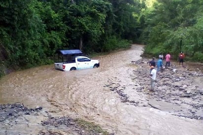 Lluvias incomunican a familias de ejidos