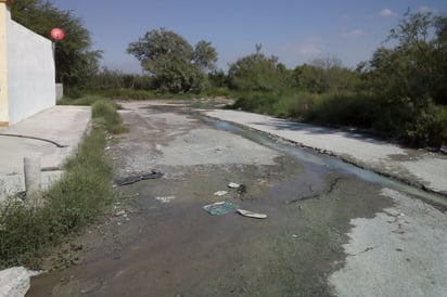 Familias siguen soportando malos olores de aguas negras