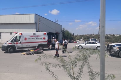 Damita tumba a motociclista