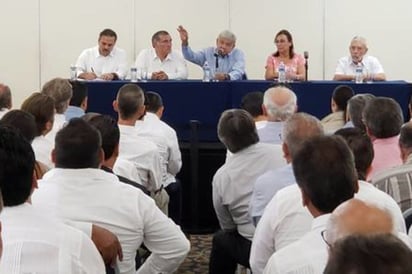 AMLO pacta con empresarios petroleros rescate del sector