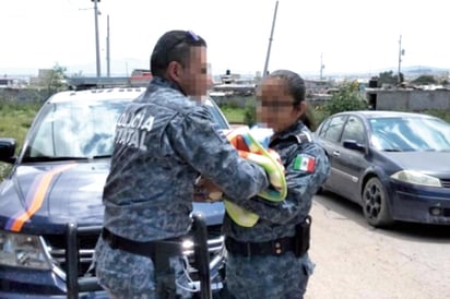 Rescatan policías a bebé de riña entre padres