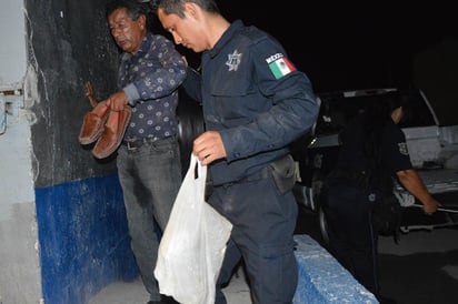 Bebía alcohol en estacionamiento