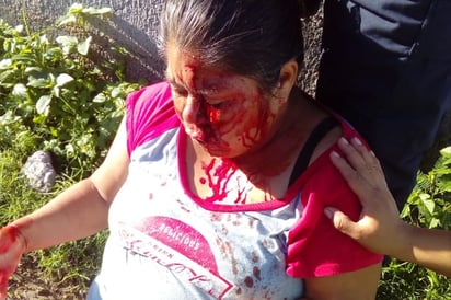 Hallan a mujer tirada en charco de sangre