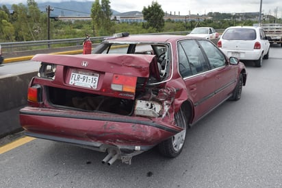 Colisionan en puente elevado