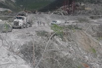 Vuelca trascabo; cayó en barranco