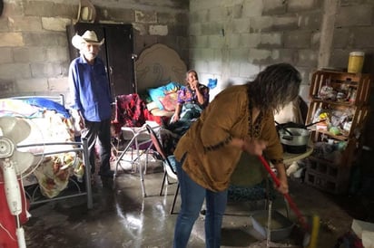 Visita Gladys a familias Afectadas por las lluvias