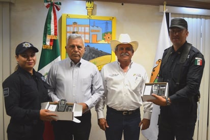 Entrega el Alcalde, Florencio Siller, radios tipo Matra a SP