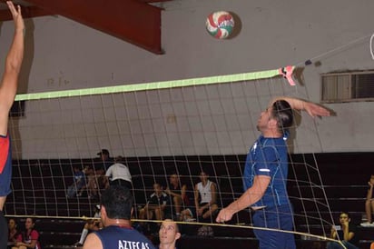 Aztecas gana en el voleibol