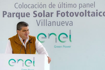 Colocación del último panel del Parque Fotovoltaico