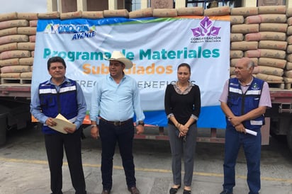 Entrega Alcalde las primeras 36 toneladas de cemento