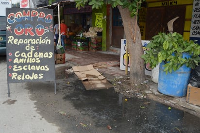 Afectan aguas negras a comerciantes del centro