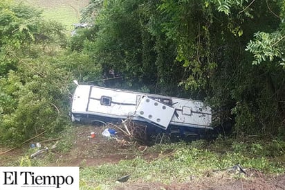 Autobús de pasajeros cae a barranco en Nayarit