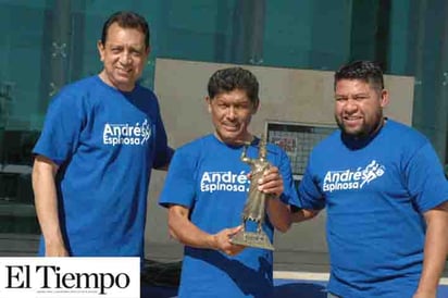 Andrés Espinoza recibe homenaje