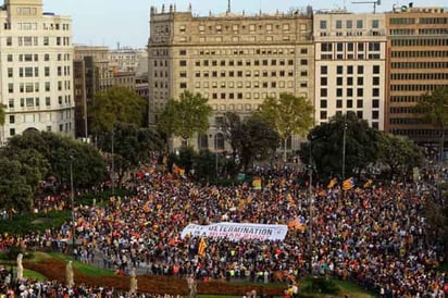 Miles de personas marchan en Cataluña por aniversario de referéndum