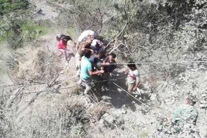 Autobús cae a barranco en India