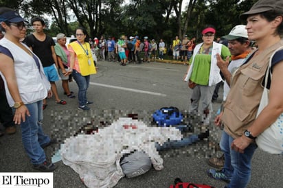 Joven migrante muere en tras caer de un camión