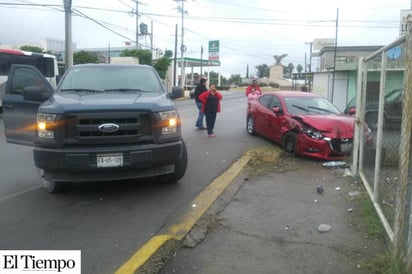 Invade carril; destroza auto