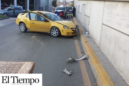 Destroza auto en un puente