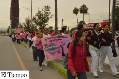 Con marcha concientizan sobre el cáncer de mama