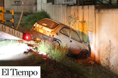 Cae a desnivel; abandonan auto