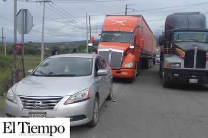 Caos vial por choque en vías