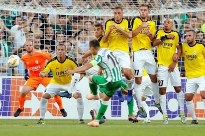 Golean Guardado y el Betis