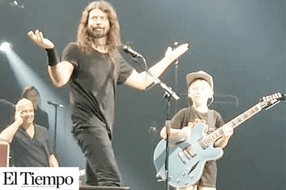 Dave Grohl regala guitarra a niño fan... de Metallica