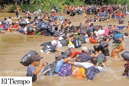 Caravana migrante burla cerco y cruza a pie río Suchiate