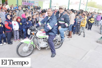 Celebran autoridades y alumnos el ‘Día del Cartero’