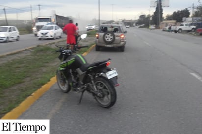 Menor en moto causa accidente