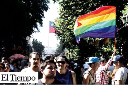 Marchan en Santiago por matrimonio igualitario y adopción homoparental