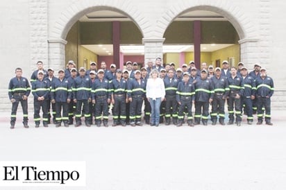 Dotan de equipo a trabajadores de campo