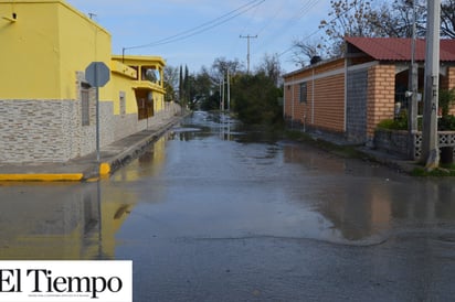 Se desbordan acequias e inundan calles