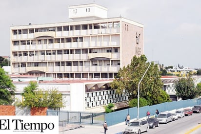 Rebasado e insuficiente servicio del IMSS