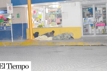 Con frio duermen familias en la calle