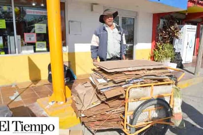 Abusan cartoneras de pepenadores