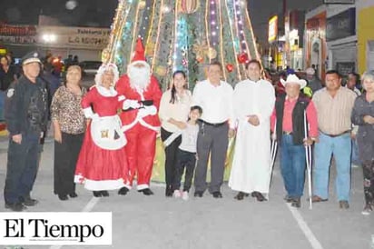 Enciende Enrique Soto pino navideño