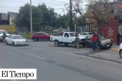 Carambolazo de 4 vehículos